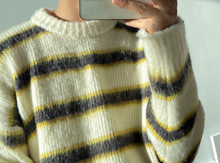 RT No. 3470 KNITTED ROUND NECK STRIPED SWEATER